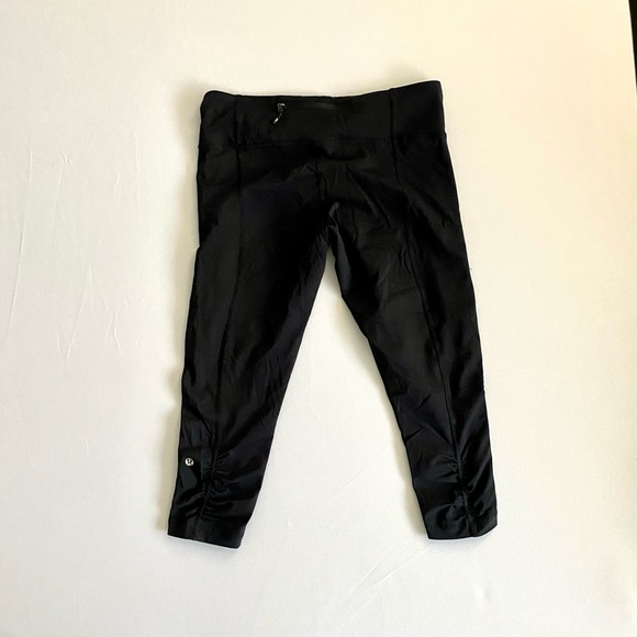 Lululemon Ruched Leg Capri Leggings, black, size 8 - Picture 6 of 6